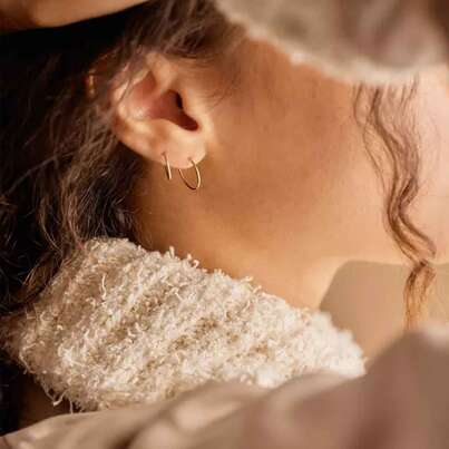 Sie sehen eine Packung Blomdahl Ohrring Gold Titan 14mm, Produktbild: 02 Blomdahl Ohrring Gold Titan 14mm, A-Nr.: 6019880 - 02